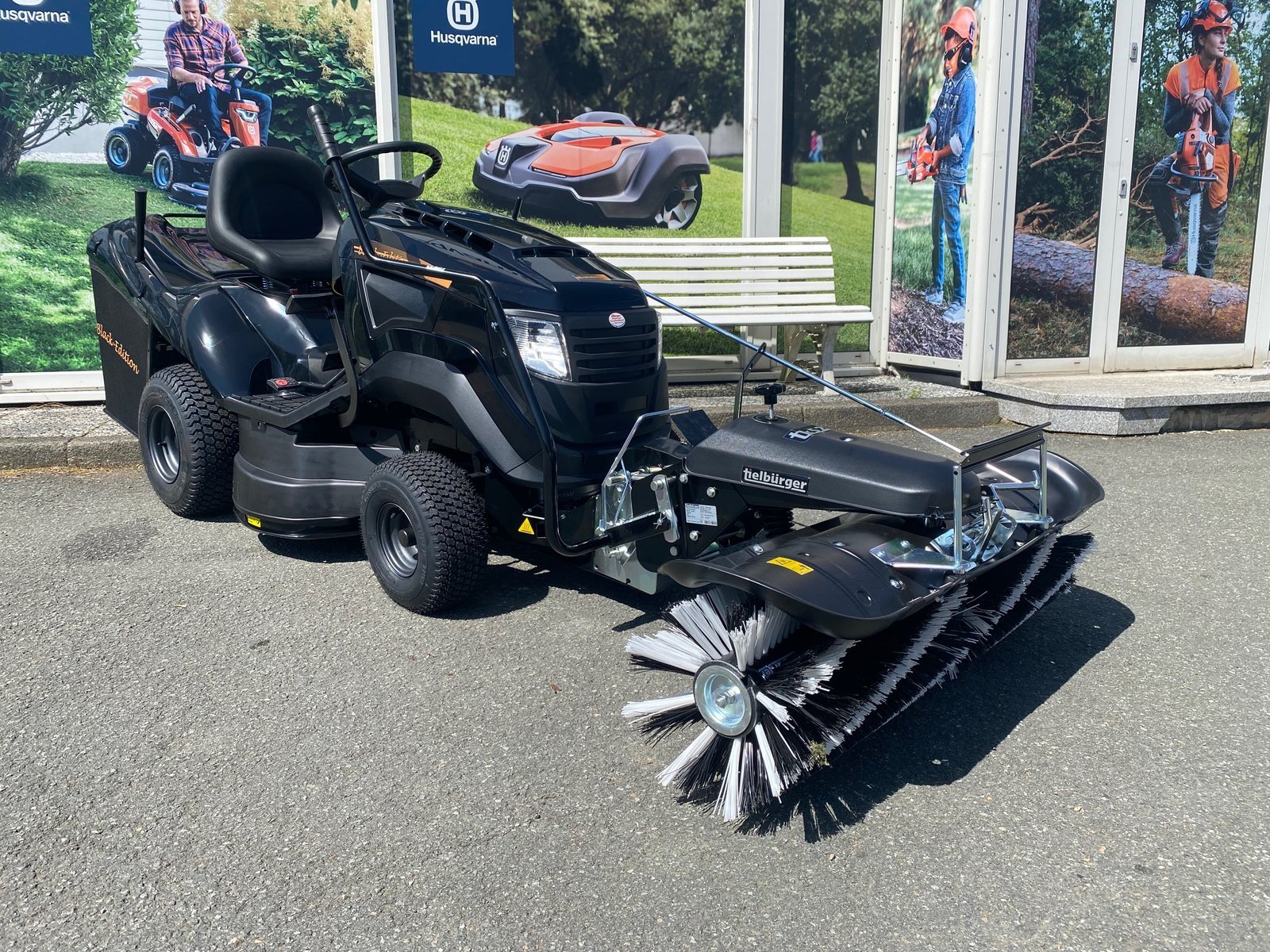Tracteur tondeuse Black Edition Pro 225/92 Twin H avec balayeuse TK520