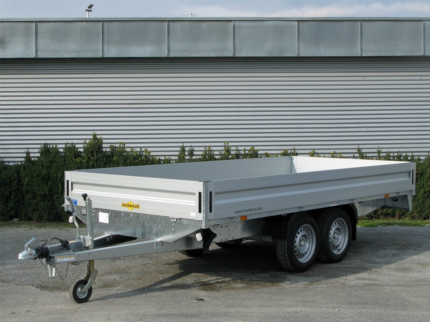 Remorque plateau Humbaur HT254118 avec 12 anneaux d’arrimage