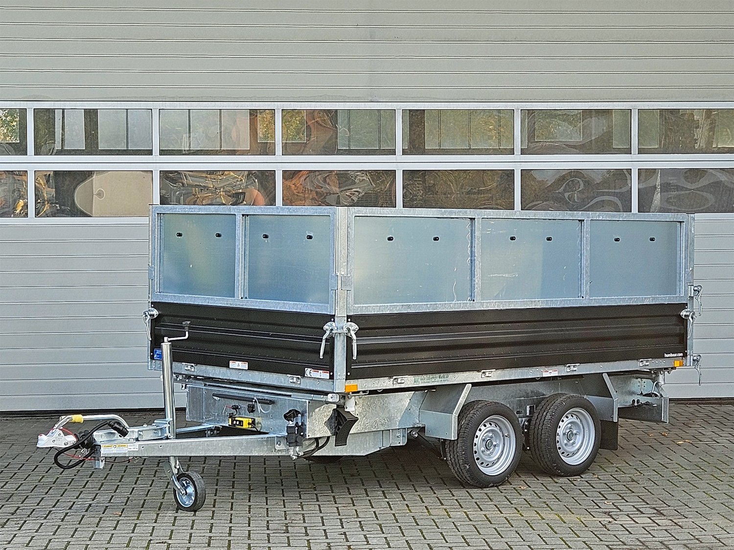 Benne trilatérale Humbaur HTK 3000.31 STAHL avec rehausse acier de 600 mm