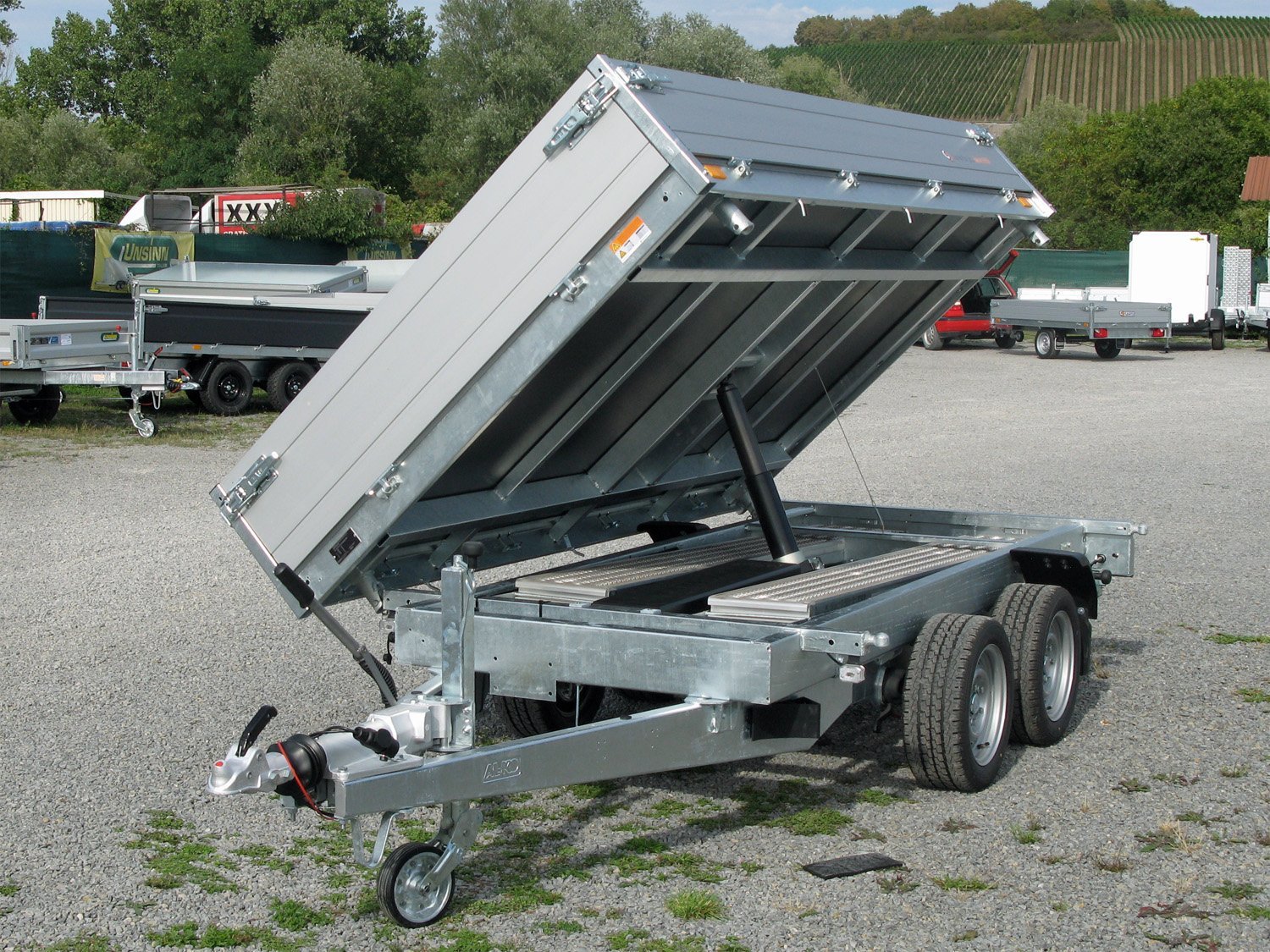 Benne trilatérale Saris K3 306 170 3500 2 E Profi à pompe électrique et rampes